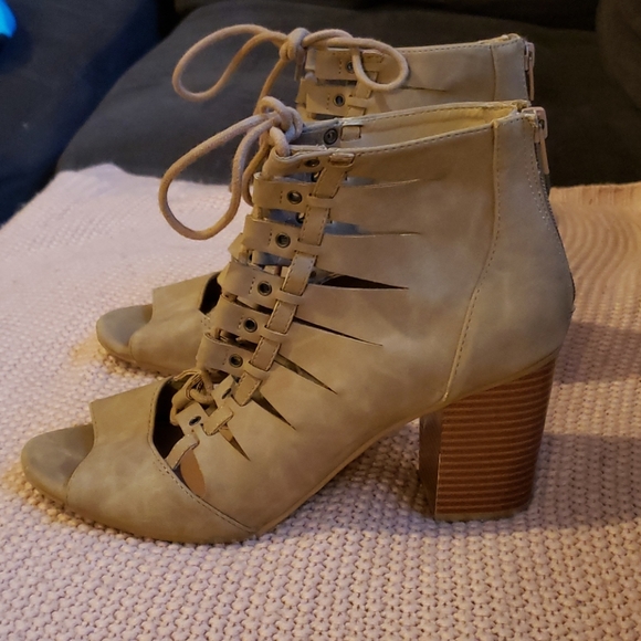 Heels - Picture 3 of 10